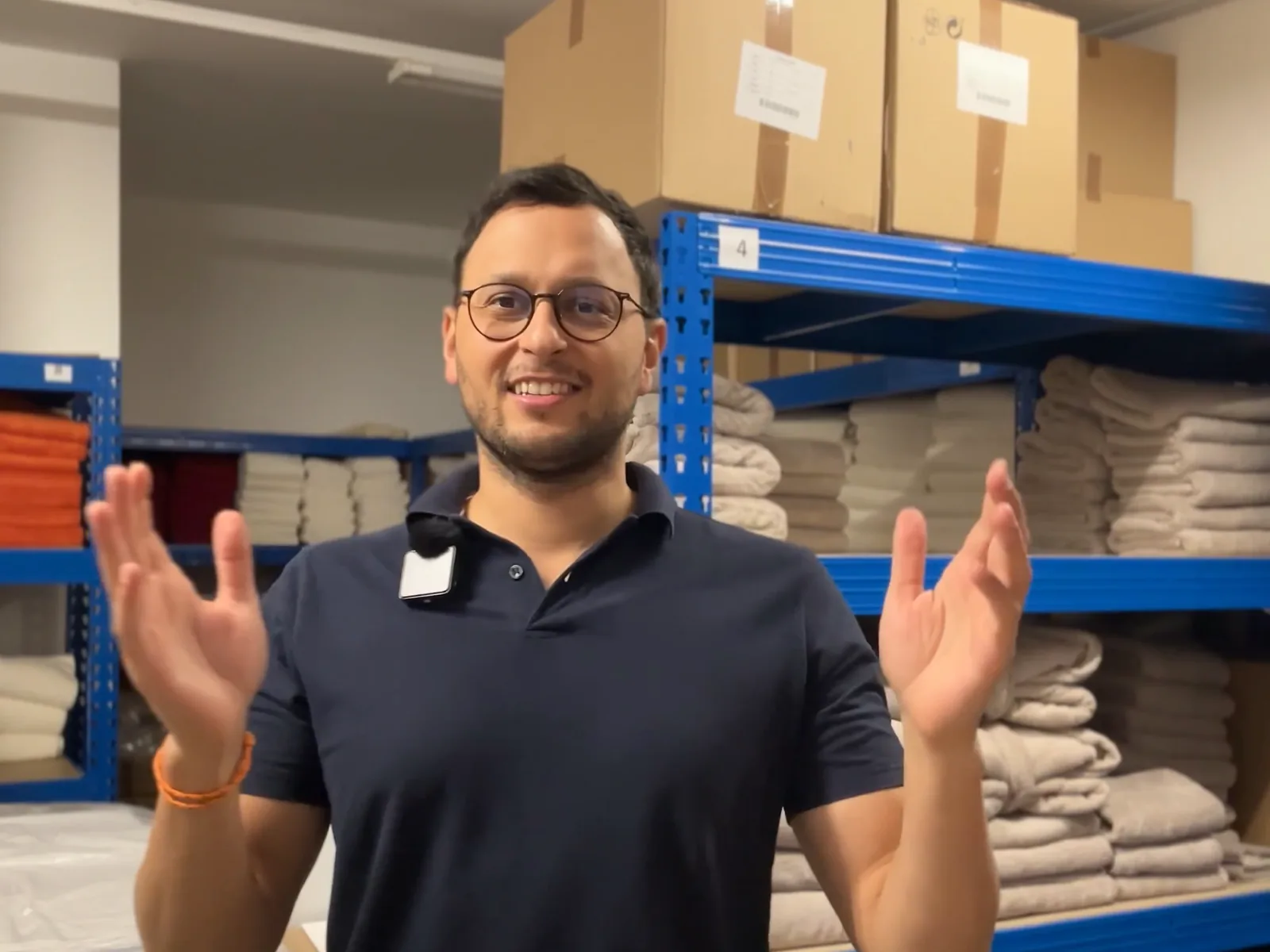 Alexander Knipping im Lager seines eigenen Onlineshops Bomlins