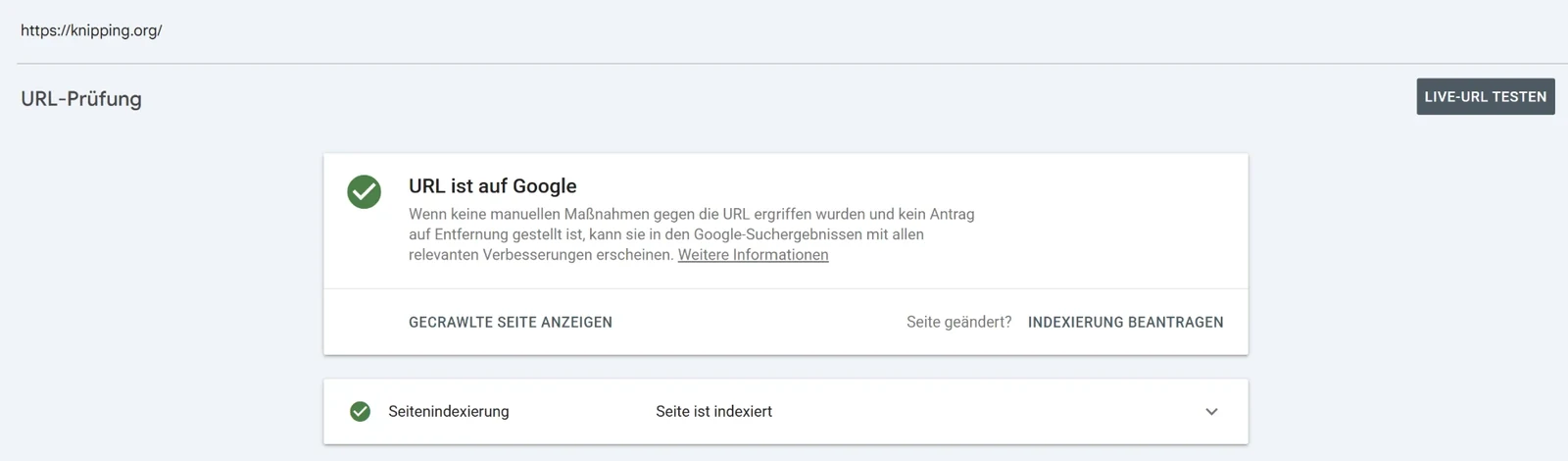 URL-Prüfung in der Google Search Console mit der Meldung URL ist auf Google und den Schaltflächen Gecrawlte Seite anzeigen und Live-URL testen.