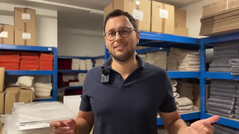 Alexander Knipping im Lager seines eigenen Online-Shops, Standbild aus dem Vorstellungsvideo